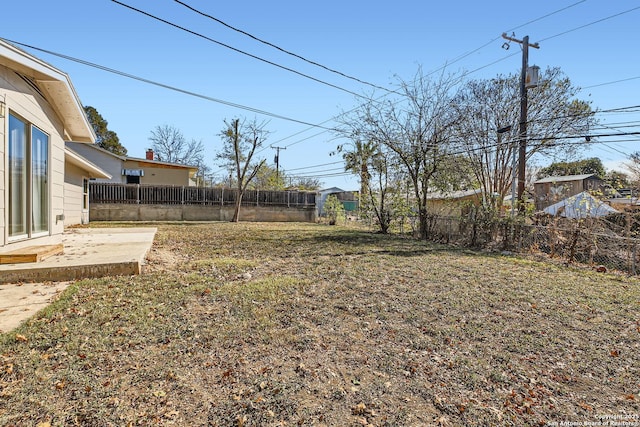 view of yard featuring a patio area