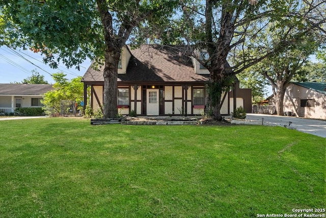 view of front of home featuring a front yard