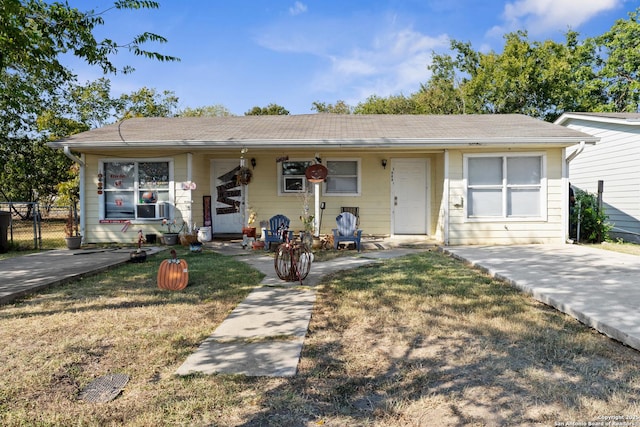 view of front of home featuring a front yard