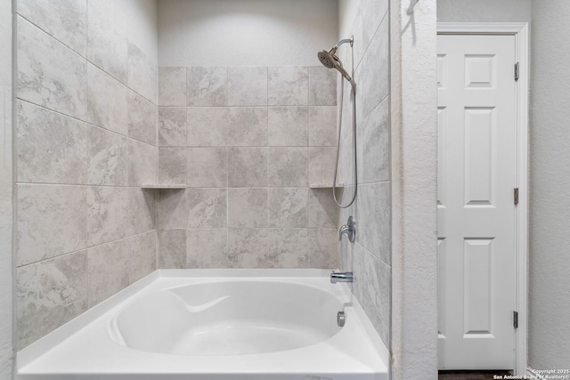 bathroom with tiled shower / bath combo