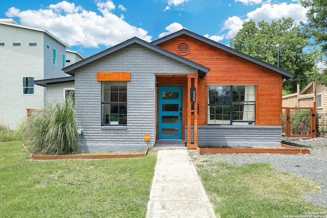 view of front of property featuring a front lawn