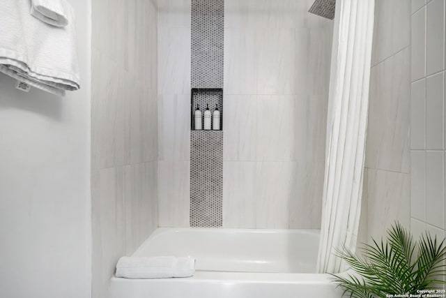 bathroom featuring shower / bath combo