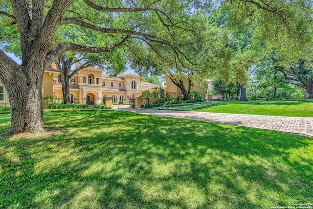 view of front of property featuring a front yard