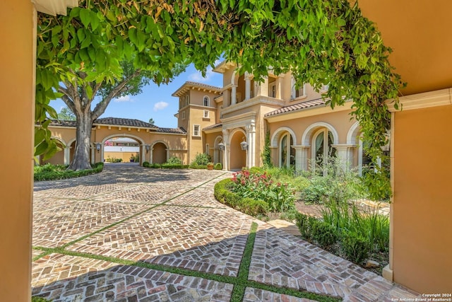 view of mediterranean / spanish-style house