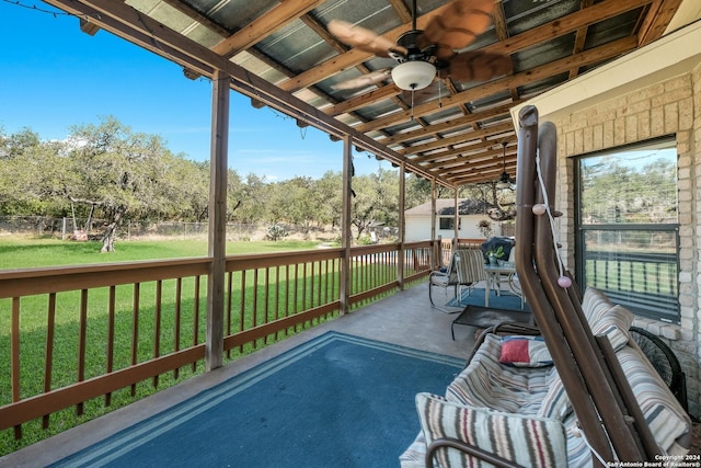 sunroom with ceiling fan