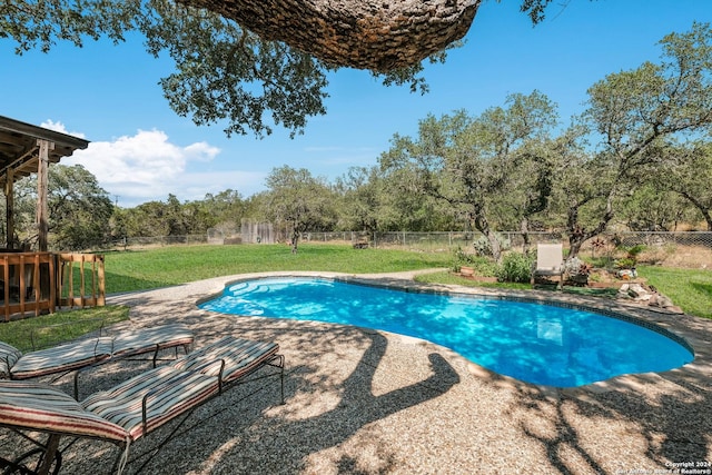 view of swimming pool featuring a lawn