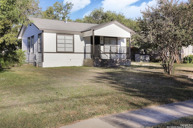 view of front facade with a front yard