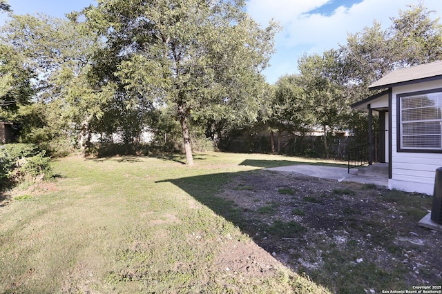 view of yard featuring a patio area