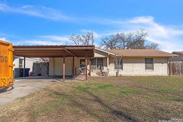 view of front of home featuring a carport and a front lawn