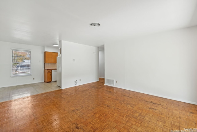 unfurnished room with light tile patterned floors