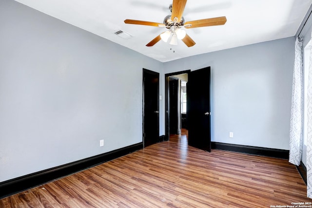 empty room featuring light hardwood / wood-style floors and ceiling fan