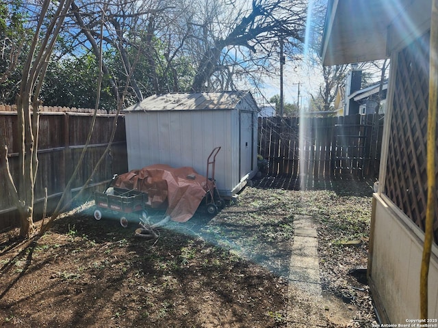 view of yard featuring a storage shed