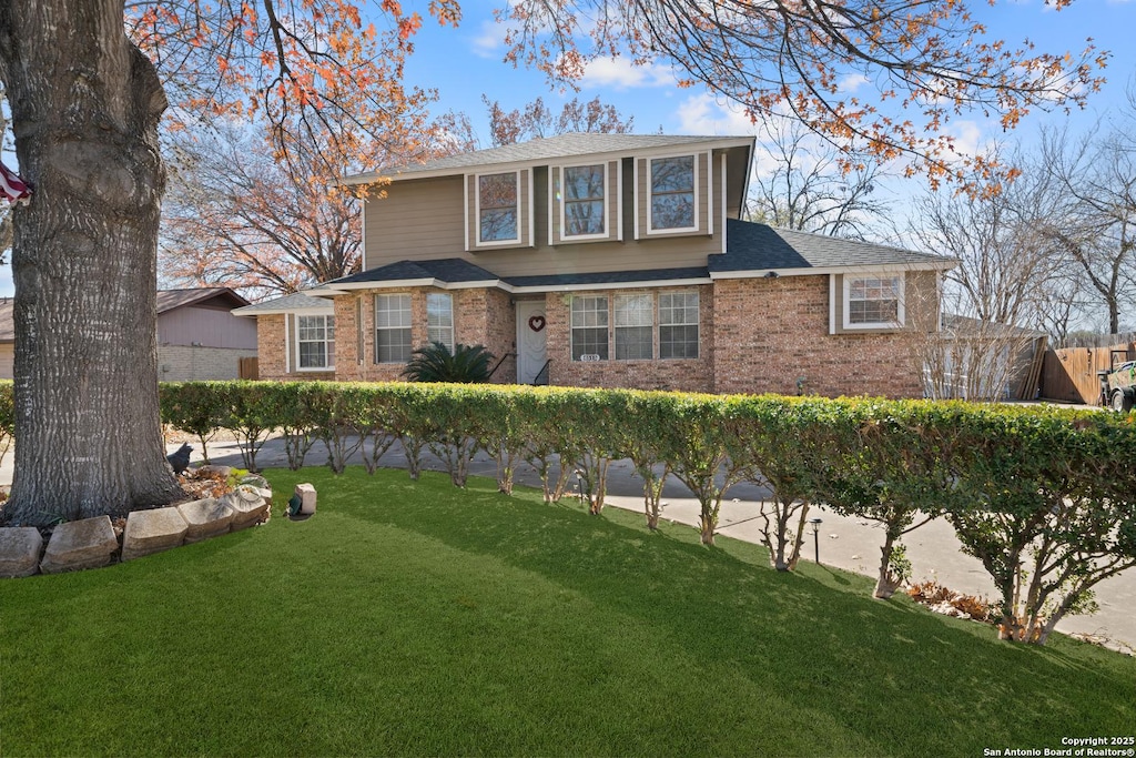 front facade featuring a front yard