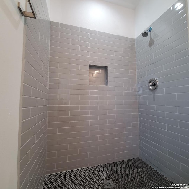 bathroom featuring tiled shower