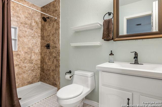 bathroom with vanity, toilet, and a shower with shower curtain