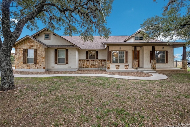 view of front facade featuring covered porch and a front lawn