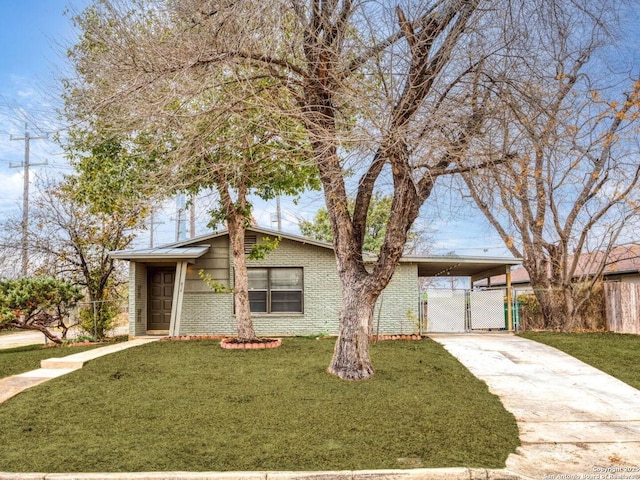 view of front of home featuring a carport and a front yard