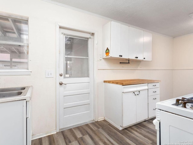 kitchen with sink, white range with gas stovetop, white cabinetry, a textured ceiling, and dark hardwood / wood-style flooring