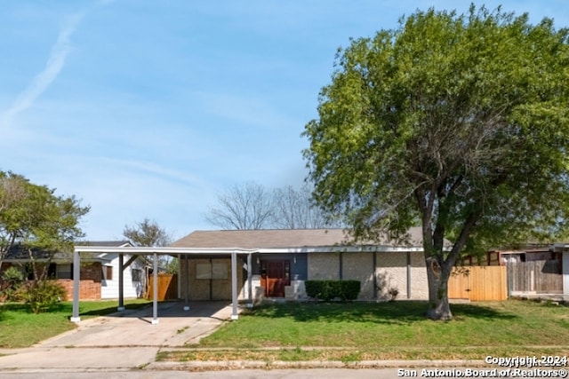 view of front of home featuring a front lawn and a carport