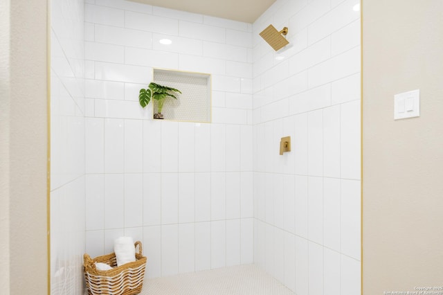 bathroom featuring a tile shower