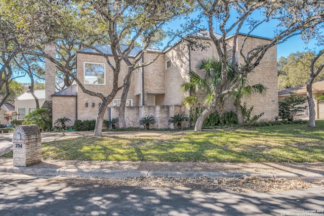 view of front of property featuring a front lawn