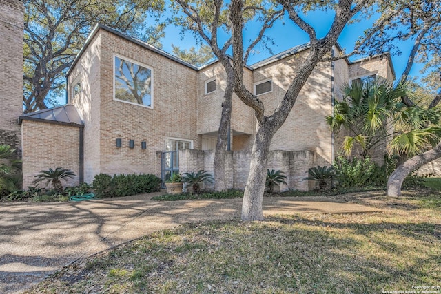 view of front of home featuring a front yard