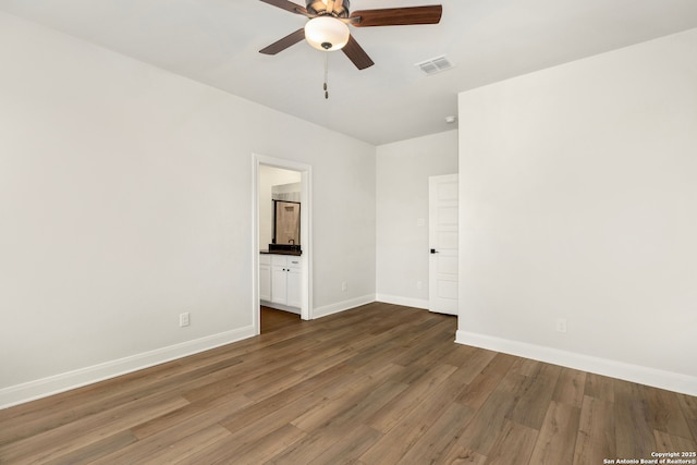 unfurnished room with dark wood-type flooring and ceiling fan