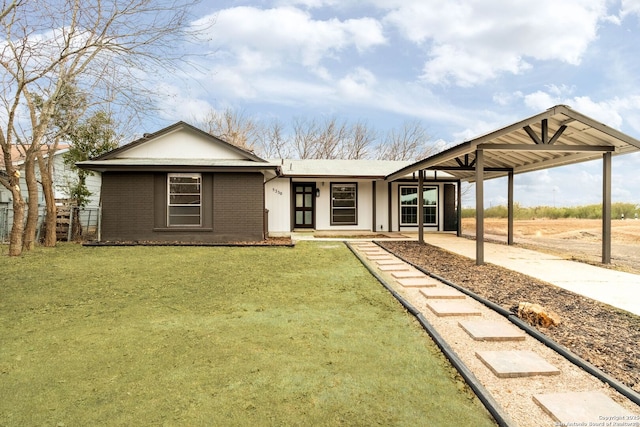 view of front facade featuring a carport and a front lawn