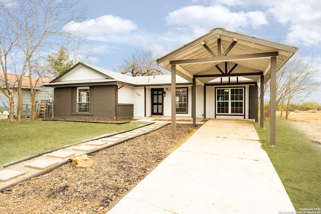 view of front facade with a front yard