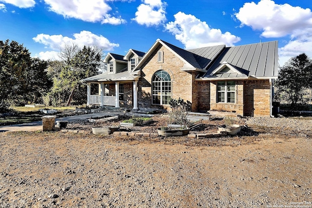 view of front of property featuring a porch