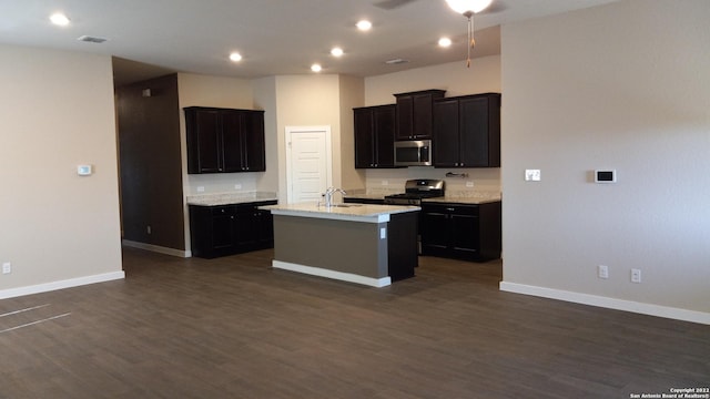 kitchen featuring sink, dark hardwood / wood-style floors, ceiling fan, stainless steel appliances, and a kitchen island with sink