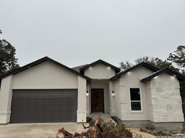 single story home featuring a garage