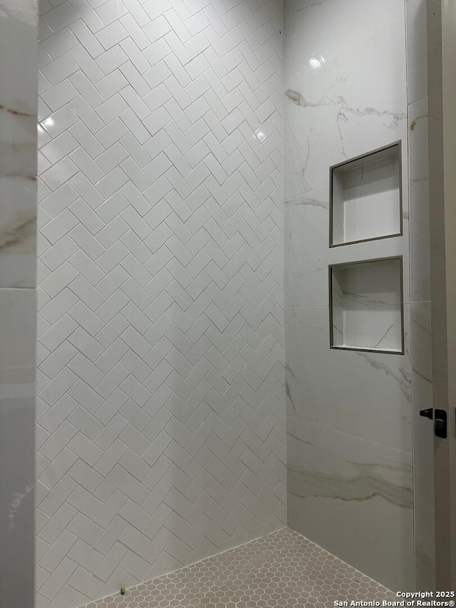 bathroom featuring tiled shower