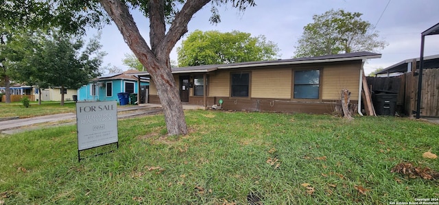 view of front facade featuring a front lawn