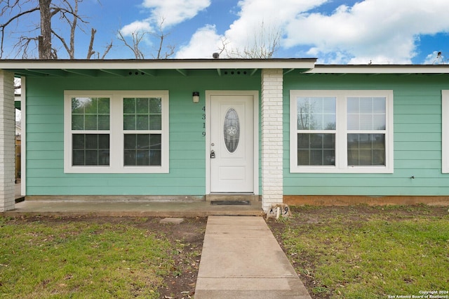 view of front facade featuring a front yard