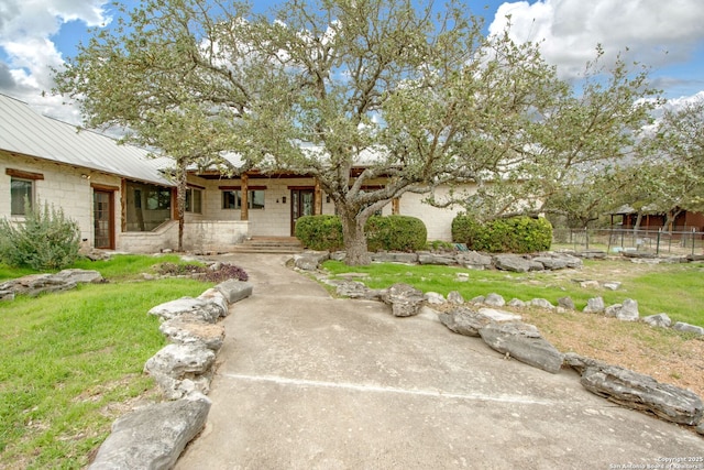 view of front of house featuring a front lawn