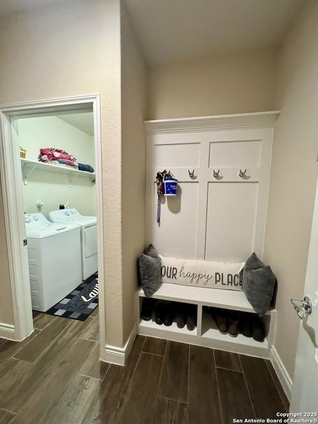 mudroom featuring washer and clothes dryer