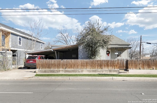 view of front facade featuring a carport