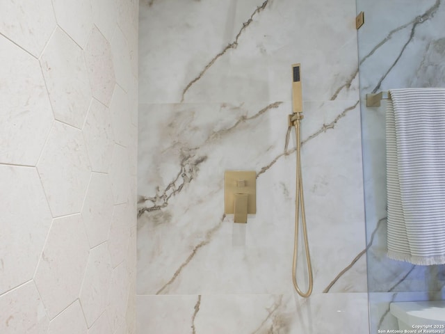 room details featuring a tile shower