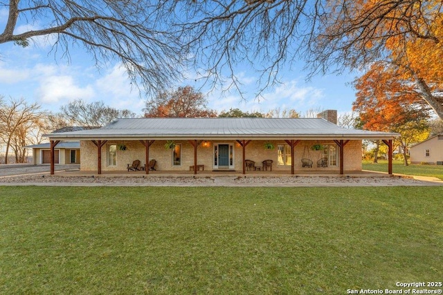 view of front facade with a front lawn