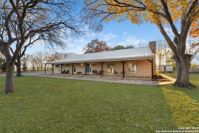 view of front of house featuring a porch and a front lawn