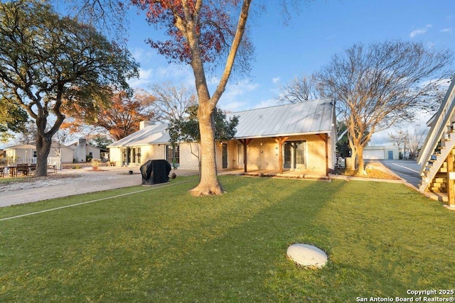 single story home featuring a front lawn