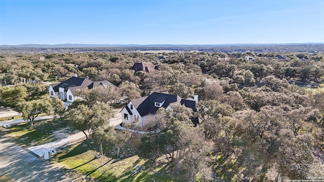 birds eye view of property featuring a forest view