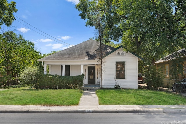 view of front facade with a front lawn