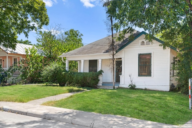 view of front facade featuring a front yard