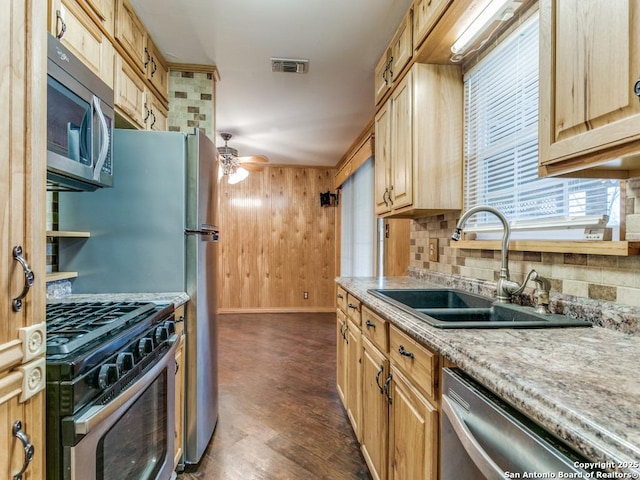 kitchen featuring sink, ceiling fan, stainless steel appliances, dark hardwood / wood-style floors, and light brown cabinets