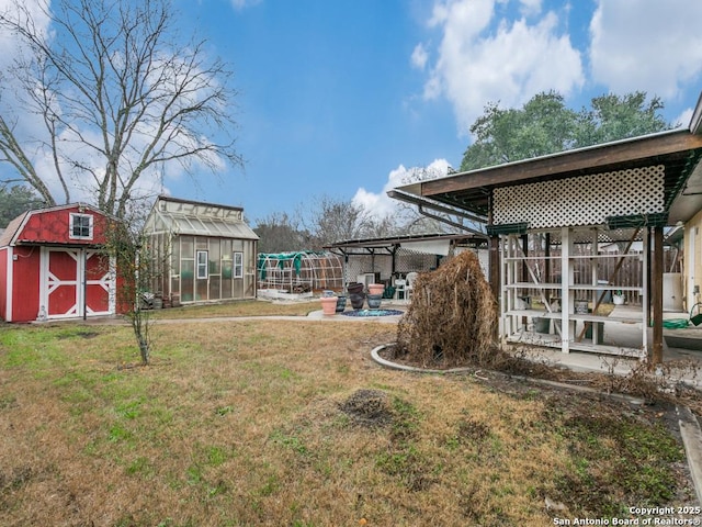 view of yard with a storage unit