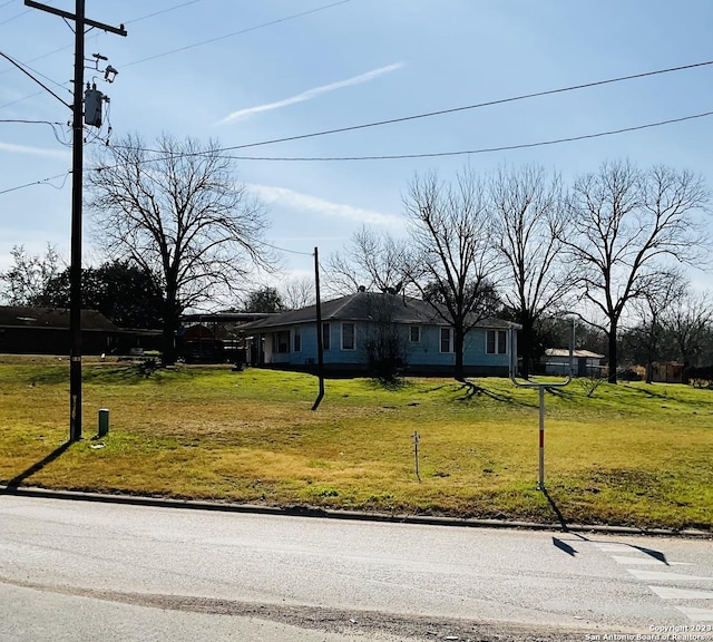 view of front of house featuring a front lawn