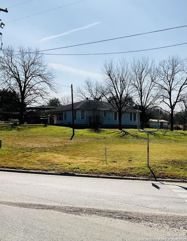 view of front of house featuring a front lawn