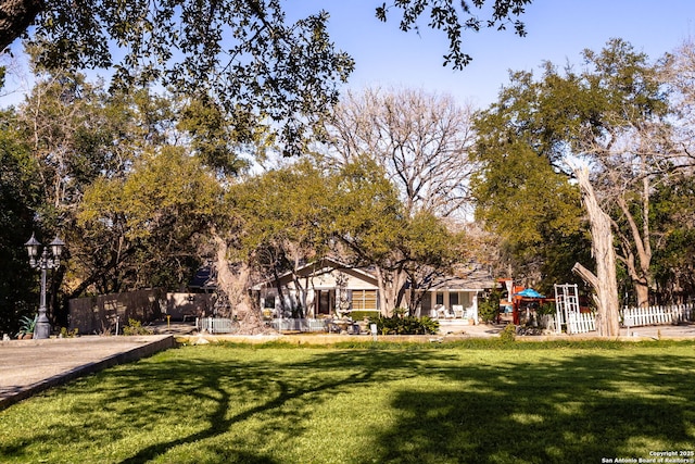 view of home's community featuring a lawn